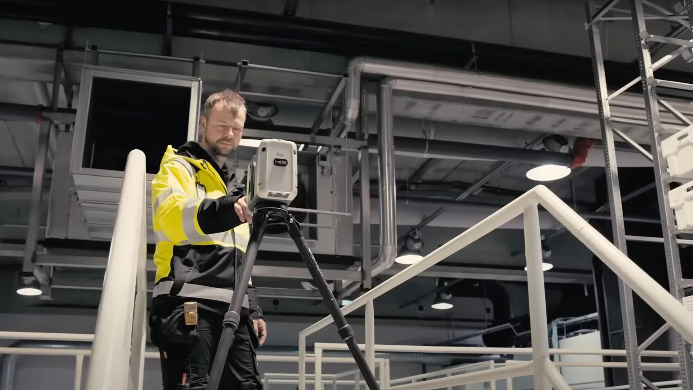 Mittaaja laserkeilaa teollisuushallissa