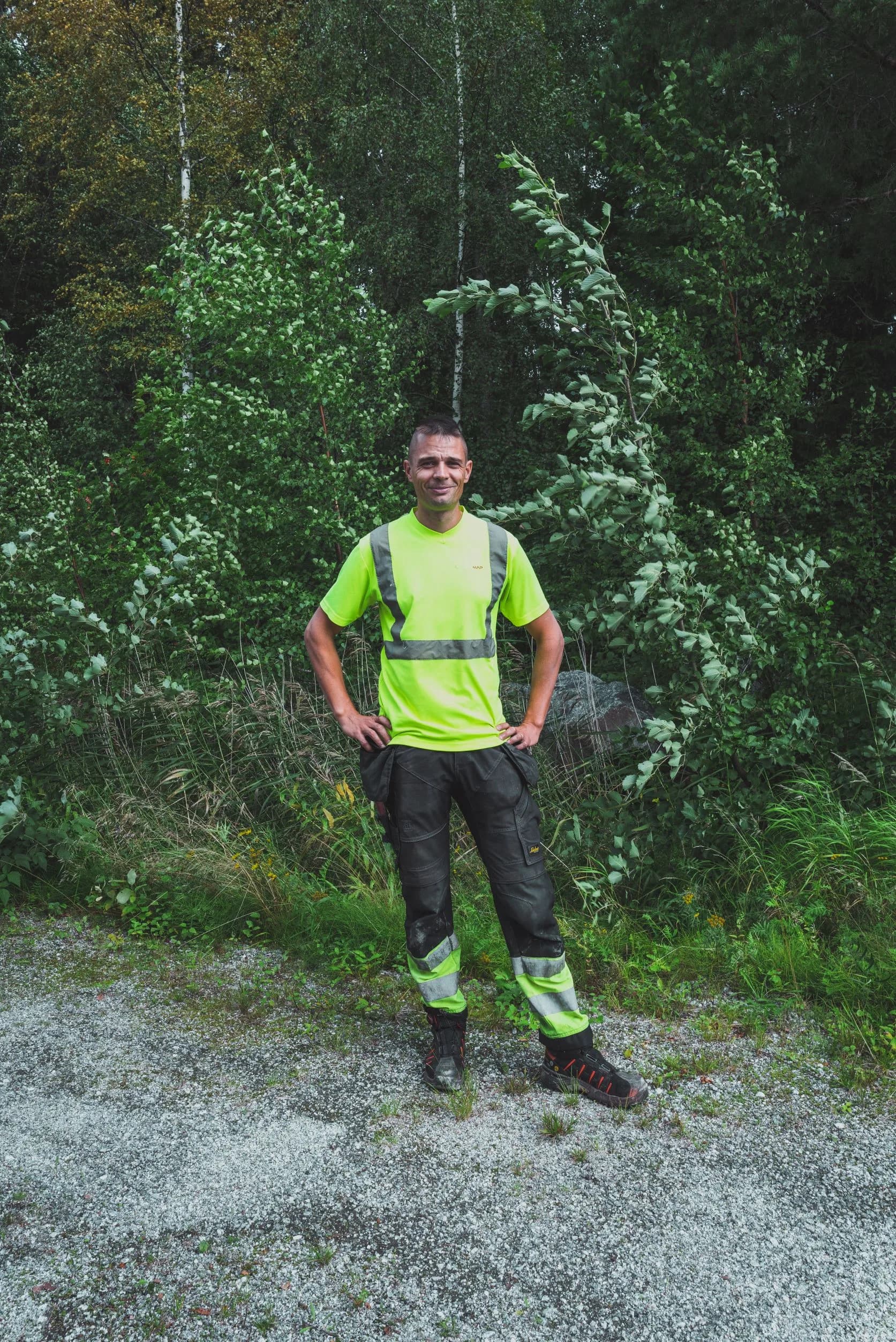 Mättekniker i varselkläder på en skogsväg