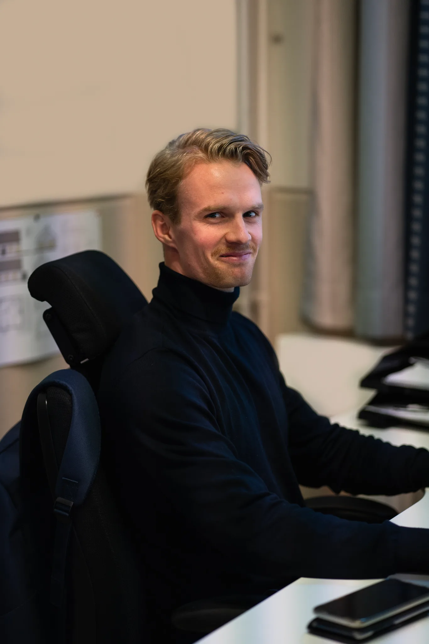 Fredrik Fagerholm vid sitt skrivbord