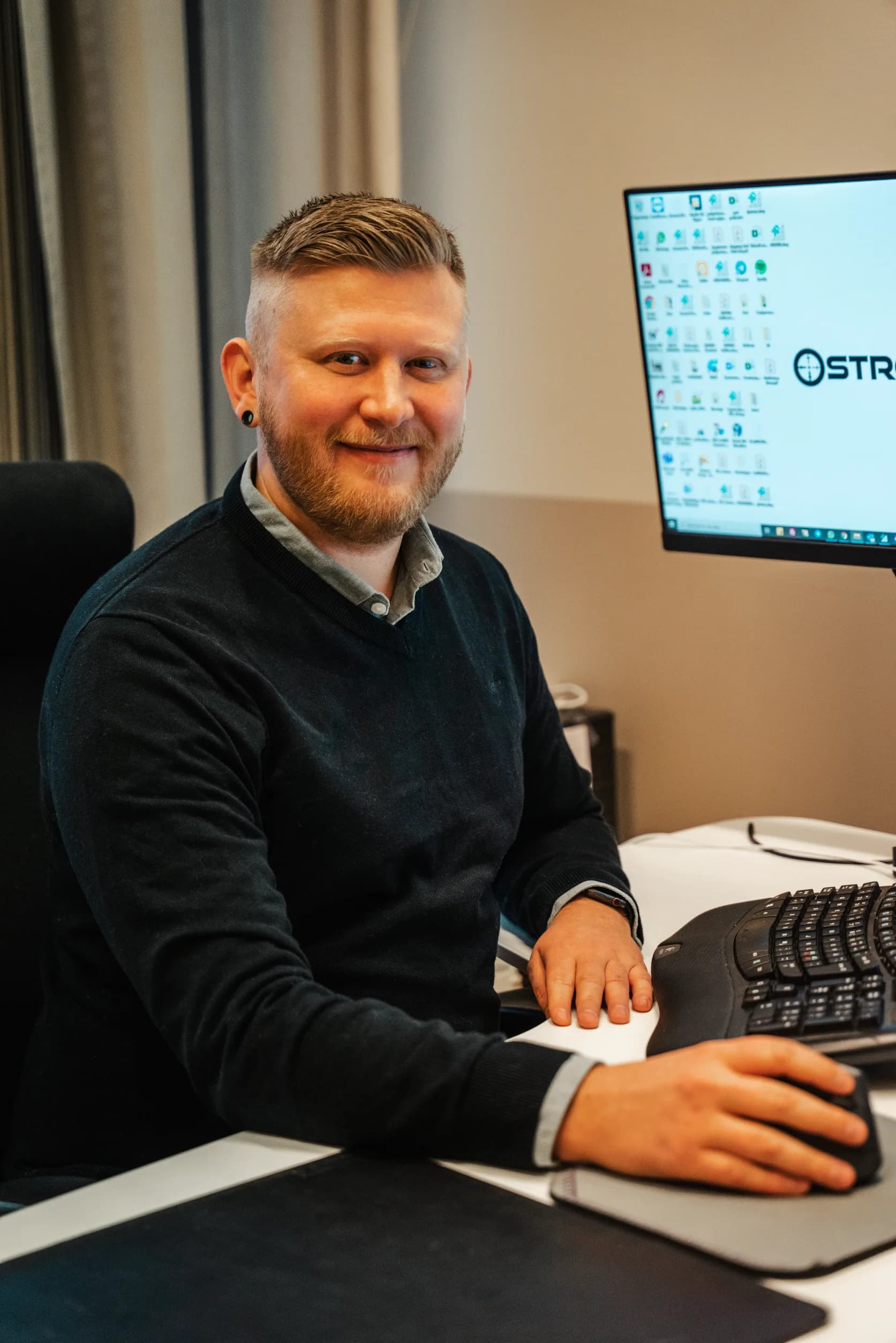 Mätchef vid sitt skrivbord på huvudkontoret