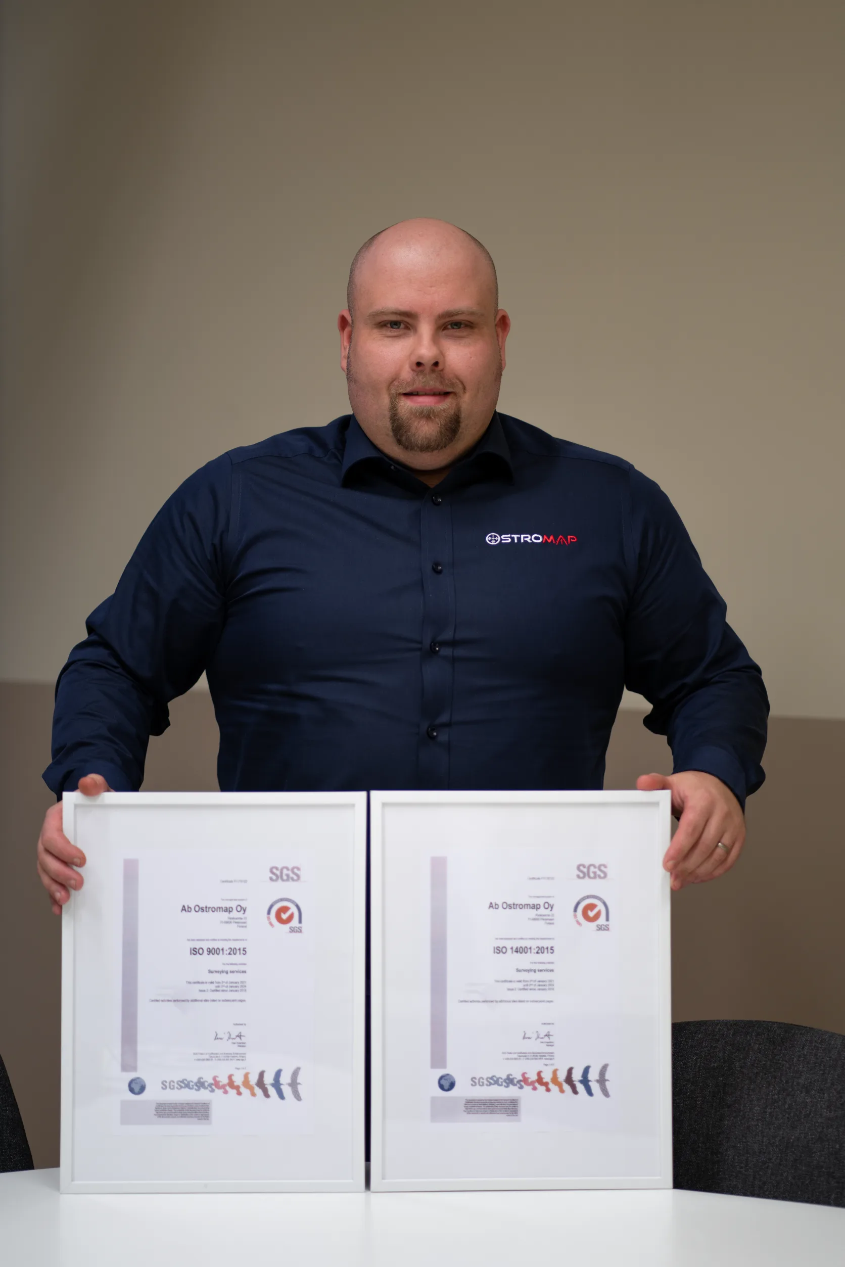 Henrik Aho med Ostromaps ISO-certifikat