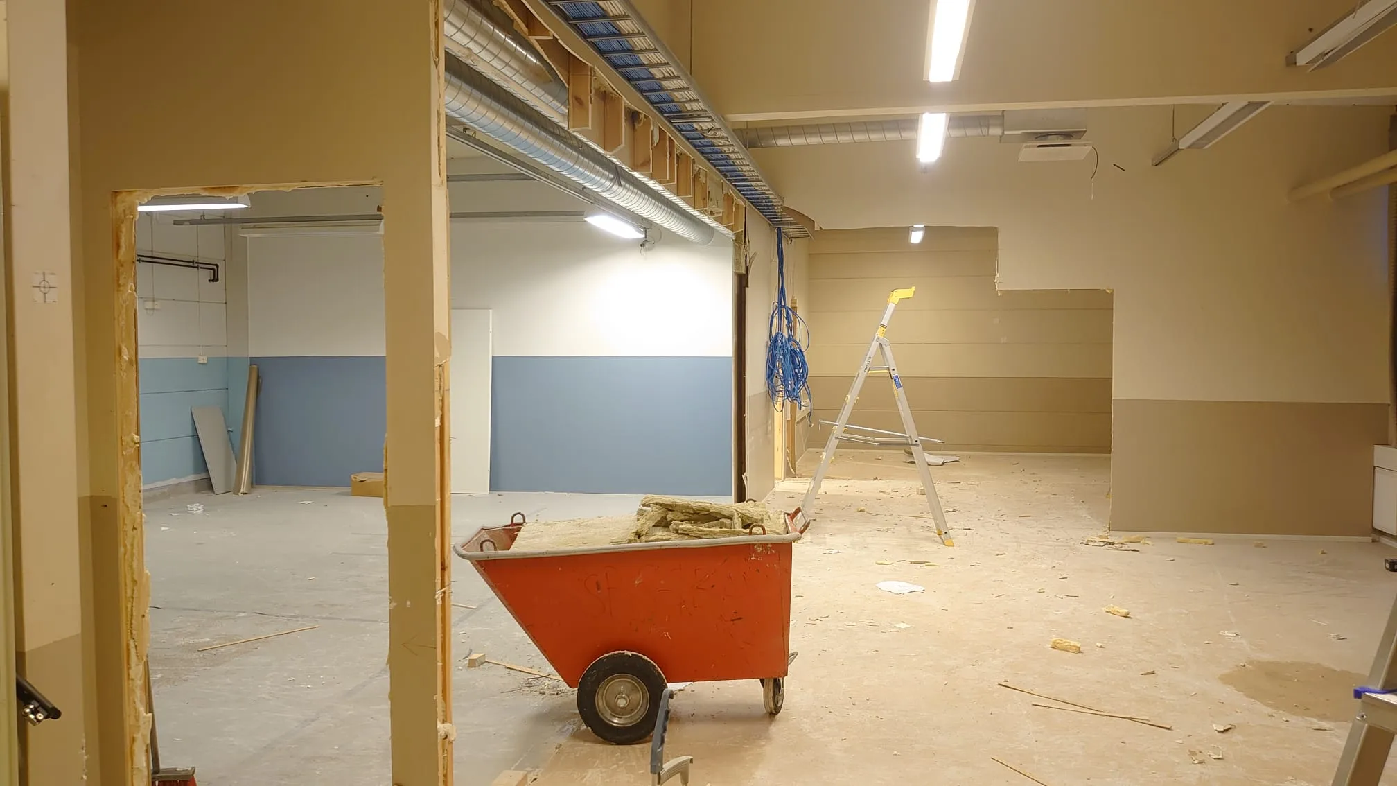 Pågående renovering med skottkärra i kontorslokalen