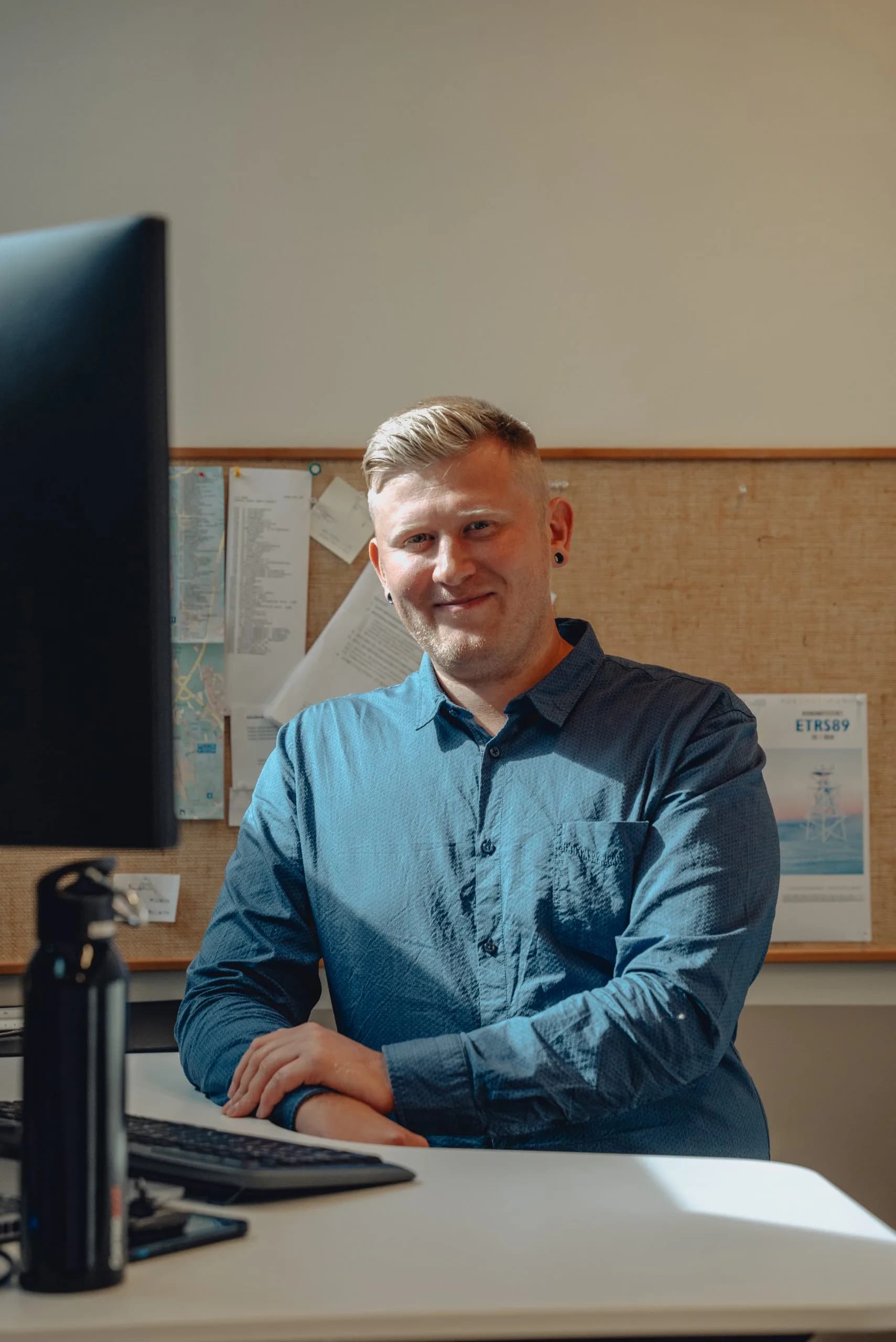 Ingenjör vid sitt skrivbord på kontoret
