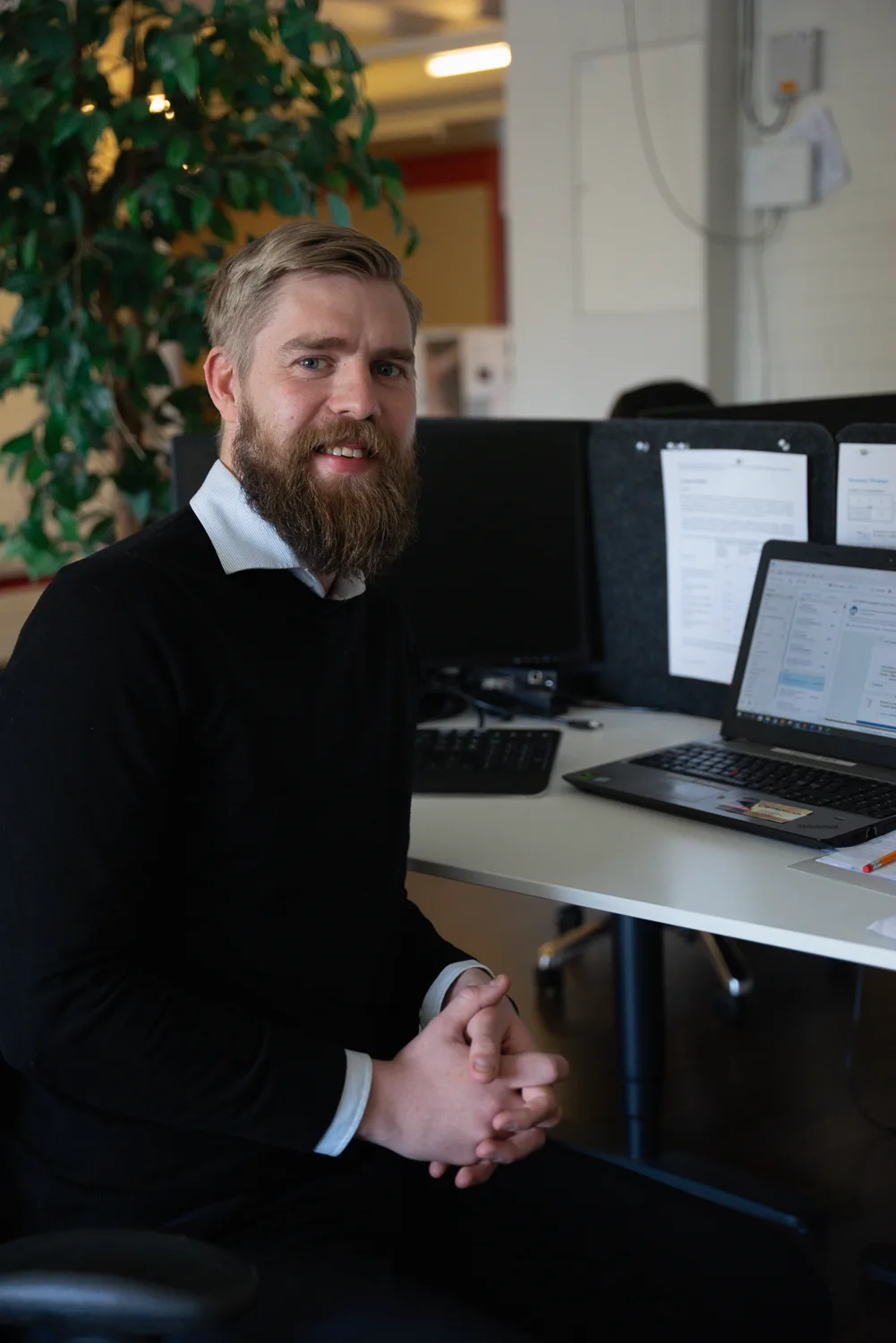 Kim Tuorila vid sitt skrivbord