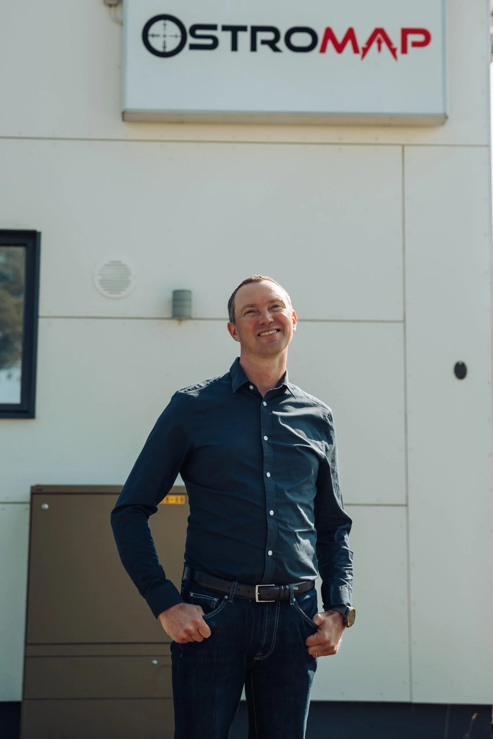 Kristoffer Blomqvist framför Ostromaps skylt