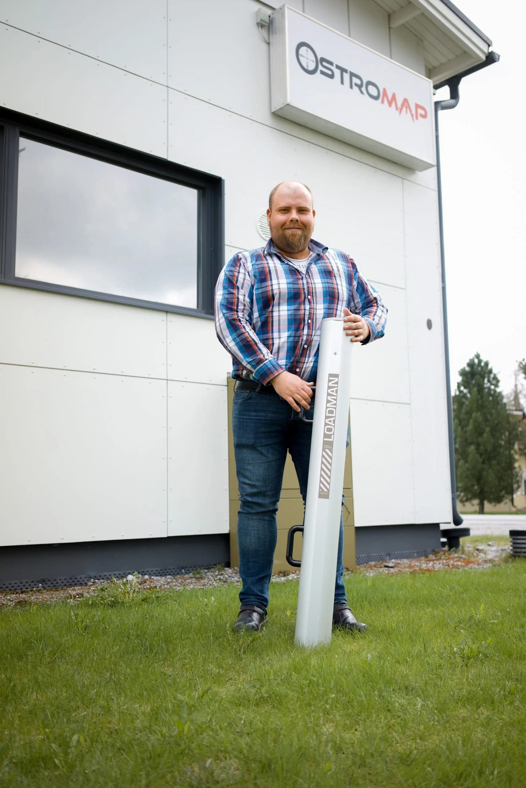 Medarbetare framför Ostromaps kontor