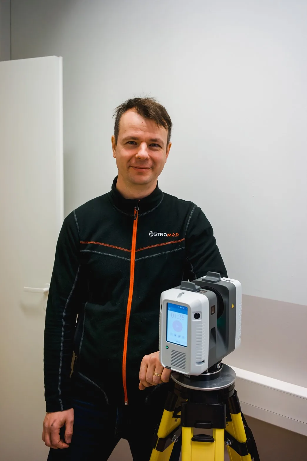 Anders Björklund med den nya laserskannern