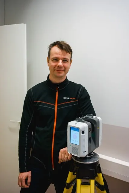 Anders Björklund med laserskannern Leica RTC360