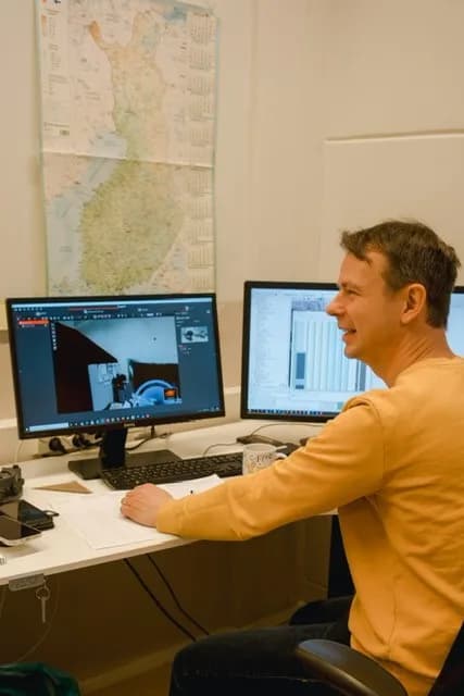 Anders Björklund bearbetar punktmoln vid datorn
