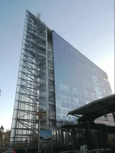 Glasfasaden på det färdiga Scandic-hotellet i Vasa