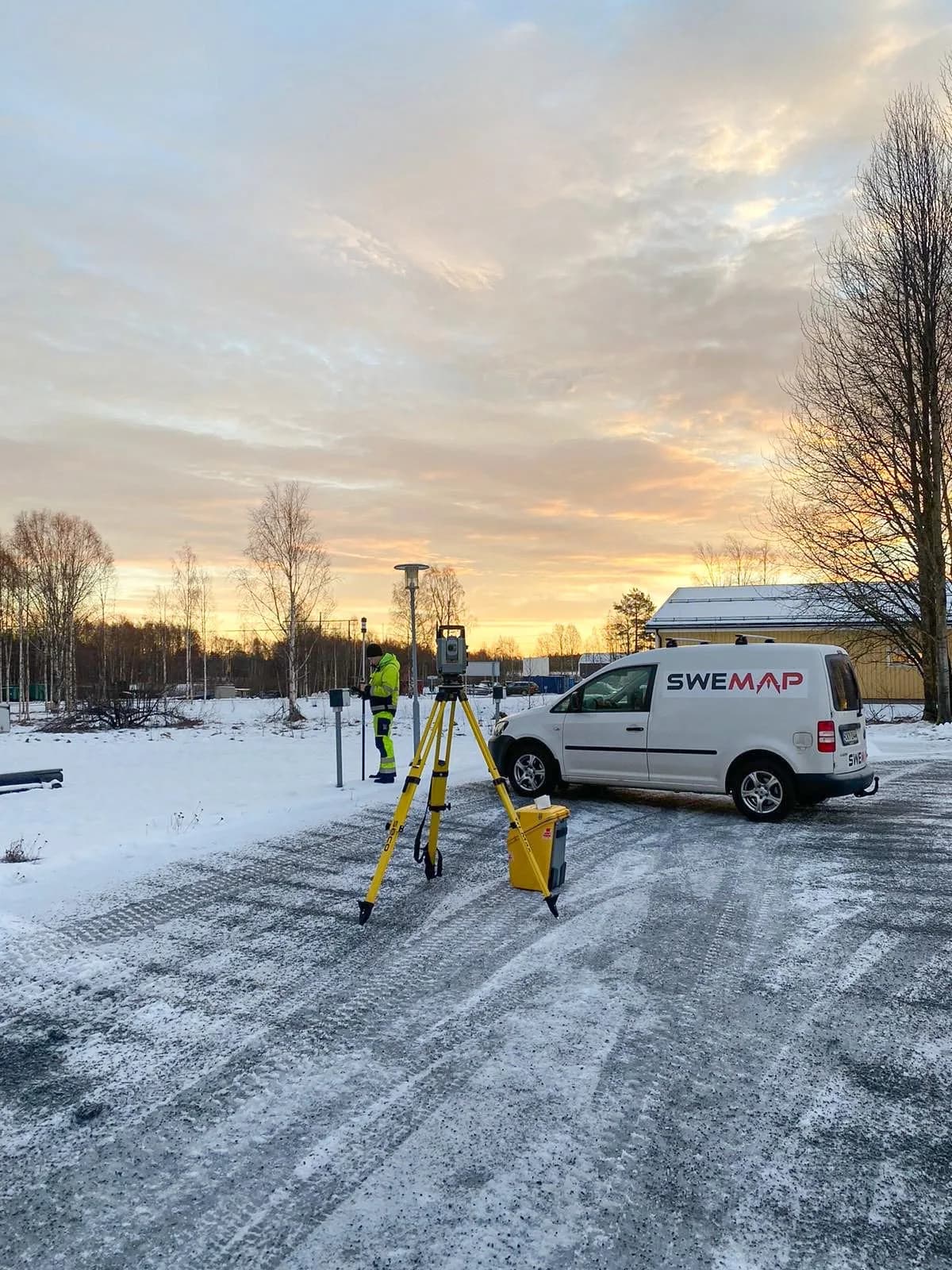 Mätutrustning och Ostromaps bil på en snöig plats i solnedgång