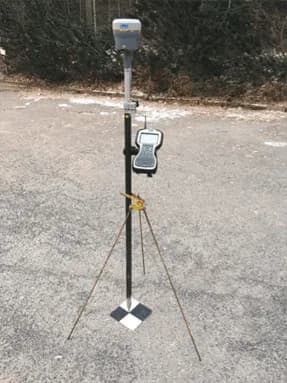 GNSS-stång vid en markerad stödpunkt för flygmätning