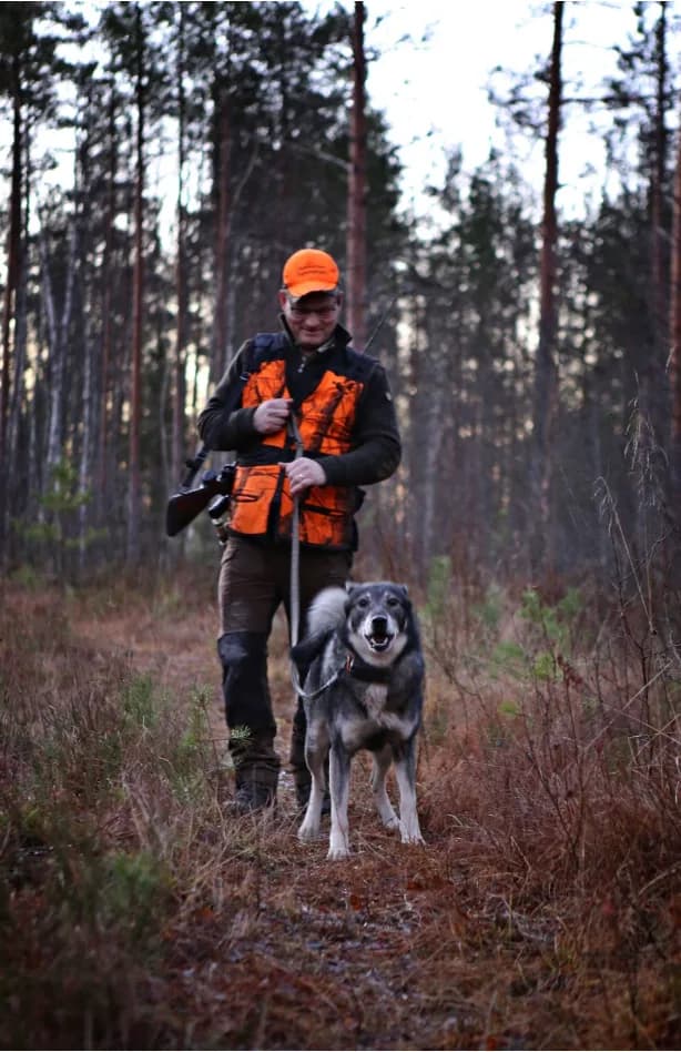 Stefan Hagman med sin hund i skogen