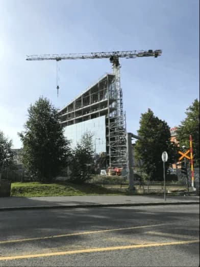 Byggkran vid hotellbygget i Vasa