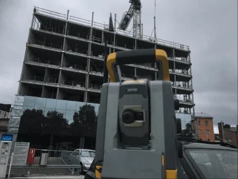Totalstation framför Scandic-hotellets byggarbetsplats i Vasa