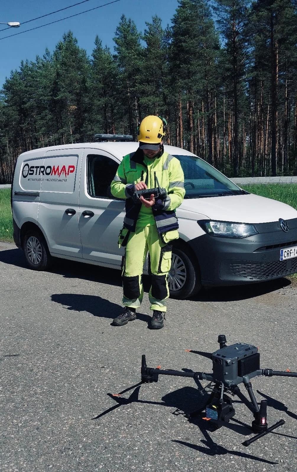 Drönarpilot förbereder en LIDAR-flygning bredvid servicebilen