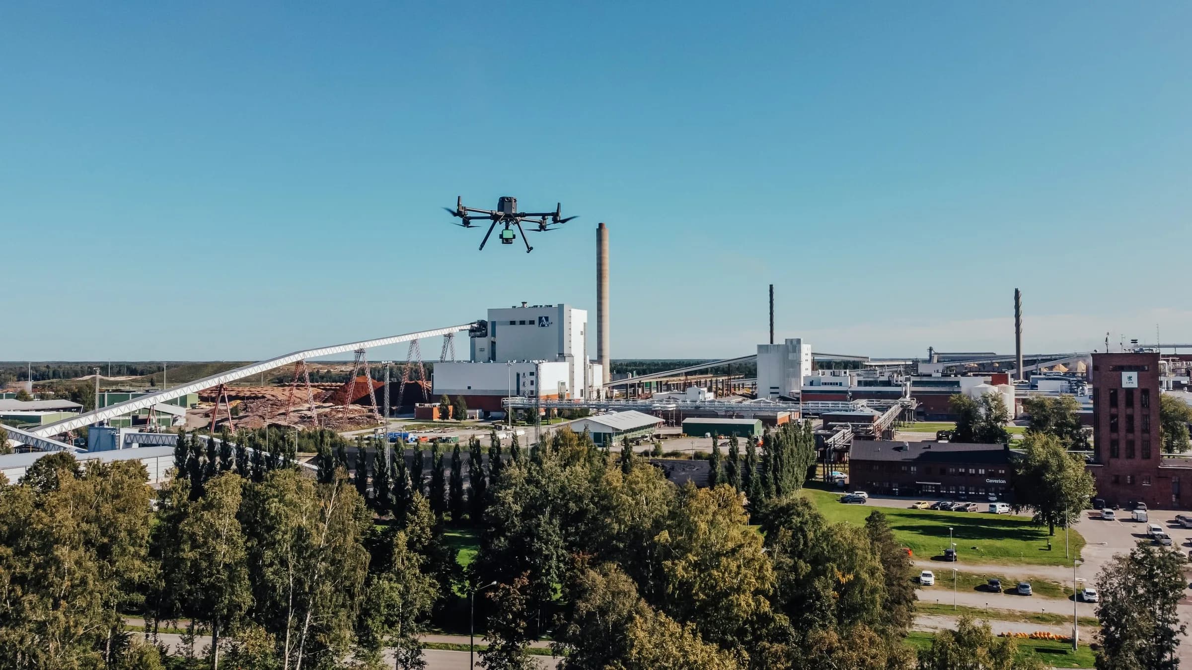 Drönare flyger över ett industriområde